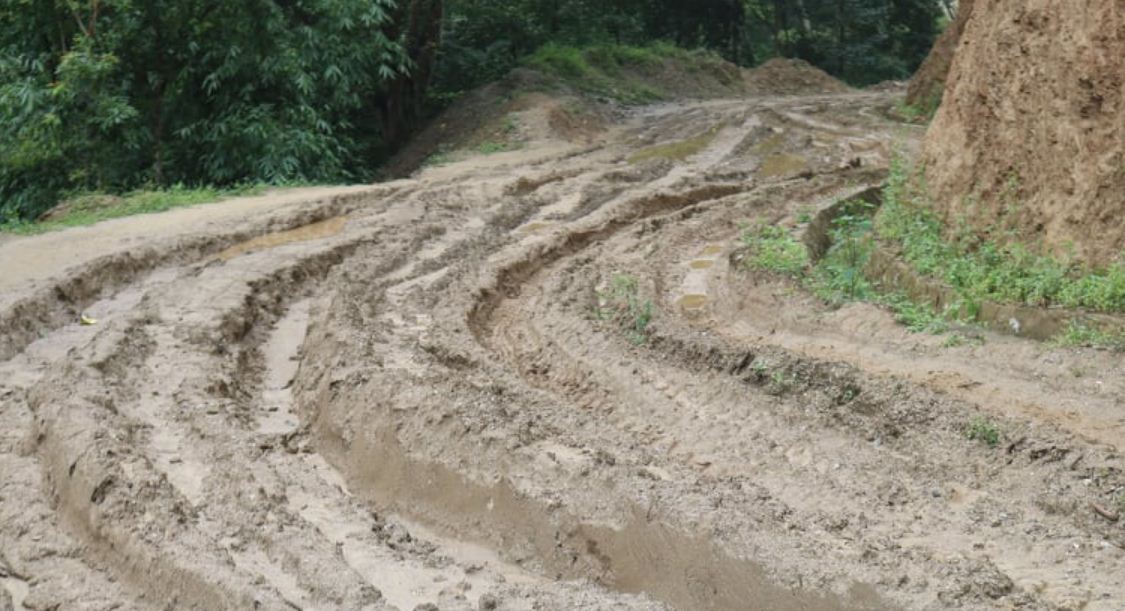 ग्रामीण सडक अवरुद्ध : विमानस्थल  बन्द
